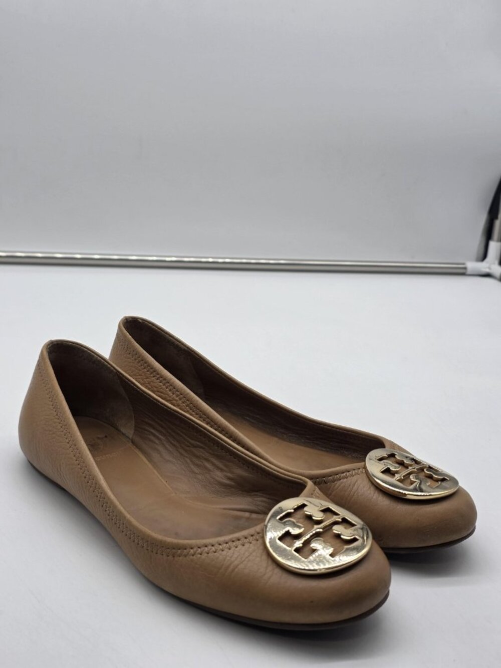 Tory Burch Shoes Womens Size 7.5 Brown Leather Ballet Flats Medallion Damaged